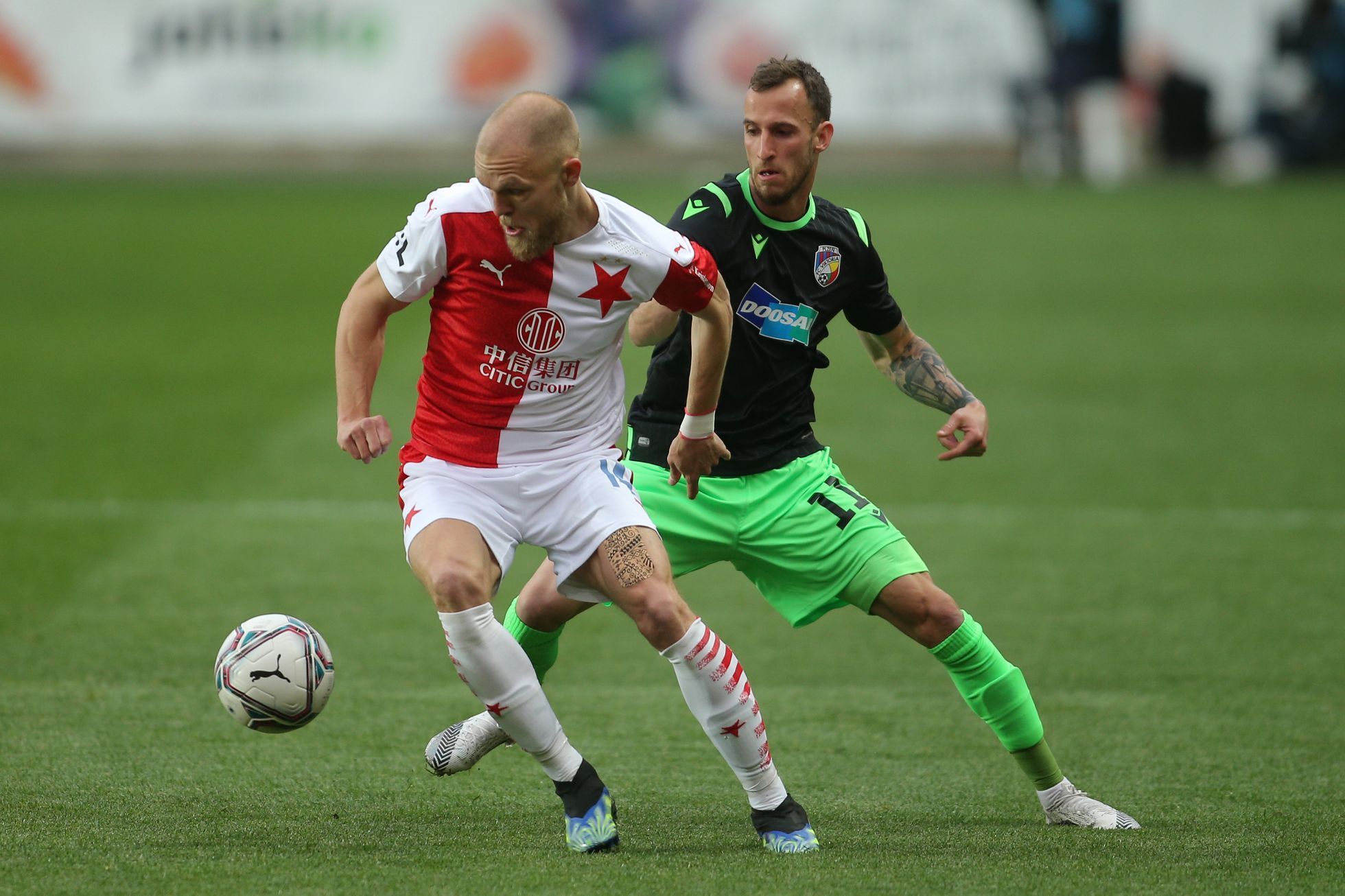 Mick van Buren a Matěj Hybš v zápase 30. kola F:L Slavia - Plzeň