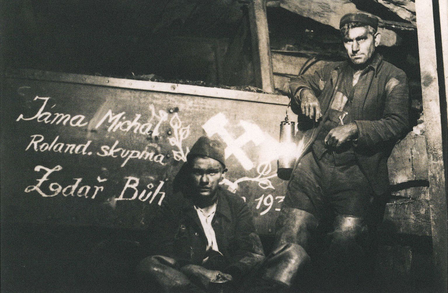 Kniha, Vzhůru dolů - Fotografické album průmyslového a kulturního dědictví uhelného hornictví ostravsko-karvinského revíru, Ostrava, Karviná, hornictví, historie, Magazín, Foto