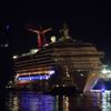 Video: Poškozená loď Carnival Triumph, která zapáchala výkaly tisíců cestujících, konečně dorazila do přístavu v Alabamě.