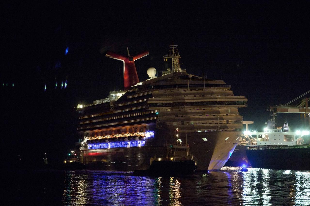 Video: Poškozená loď Carnival Triumph, která zapáchala výkaly tisíců cestujících, konečně dorazila do přístavu v Alabamě.