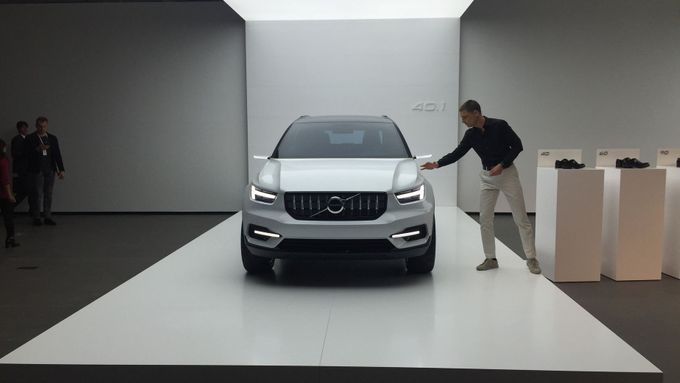 Designér Thomas Ingenlath předvádí jeden ze svých konceptů Volvo 40.1.