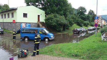 Silný déšť působil problémy řidičům. V Ústí nad Labem zatopil silnice