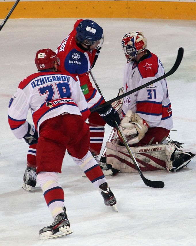 Hokej, KHL, Lev Praha - CSKA Moskva: Lukáš Cingel - Igor Ožiganov a Rastislav Staňa (31)