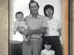 Mladý Charles Jenkins s manželkou a dětmi.