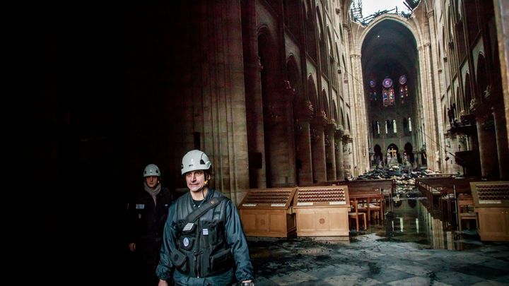 Kohouta jsme našli! Z trosek po požáru Notre-Dame vytáhli ochránce Pařížanů