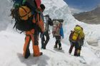 Dvě úmrtí na Everestu: Muž tweetnul z vrcholu a zemřel ve spánku, veganka skonala při rozbíjení mýtu