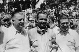 Zcela vpravo Uhlenhaut, uprostřed závodník Caracciola a vlevo týmový manažer Neubauer, silná trojka Mercedes-Benzu 30. let.