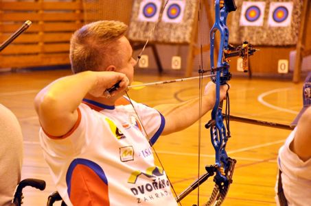 Halový mistr ČR pro rok 2107 v kategorii compound open - Leoš Bartoš, který porazil v rozstřelu paralympijského medailistu Davida Drahonínského. | Foto: Pavla Vrbová