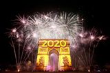 Rok 2020 vítal také nasvícený Vítězný oblouk na Champs Elysees v Paříži.