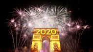 Rok 2020 vítal také nasvícený Vítězný oblouk na Champs Elysees v Paříži.