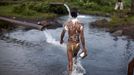 A worker covered with soap walks to take a bath after working at an open cast coal field at Dhanbad district in the eastern Indian state of Jharkhand September 20, 2012. With oil and gas output disappointing and hydropower at full throttle, Asia's third-largest economy still relies on coal for most of its vast energy needs. About 75 percent of India's coal demand is met by domestic production and, according to government plans, that won't change over the next five years. Picture taken September 20, 2012. To match INDIA-COAL/ REUTERS/Ahmad Masood (INDIA - Tags: BUSINESS EMPLOYMENT ENERGY SOCIETY ENVIRONMENT) Published: Říj. 21, 2012, 10:04 odp.