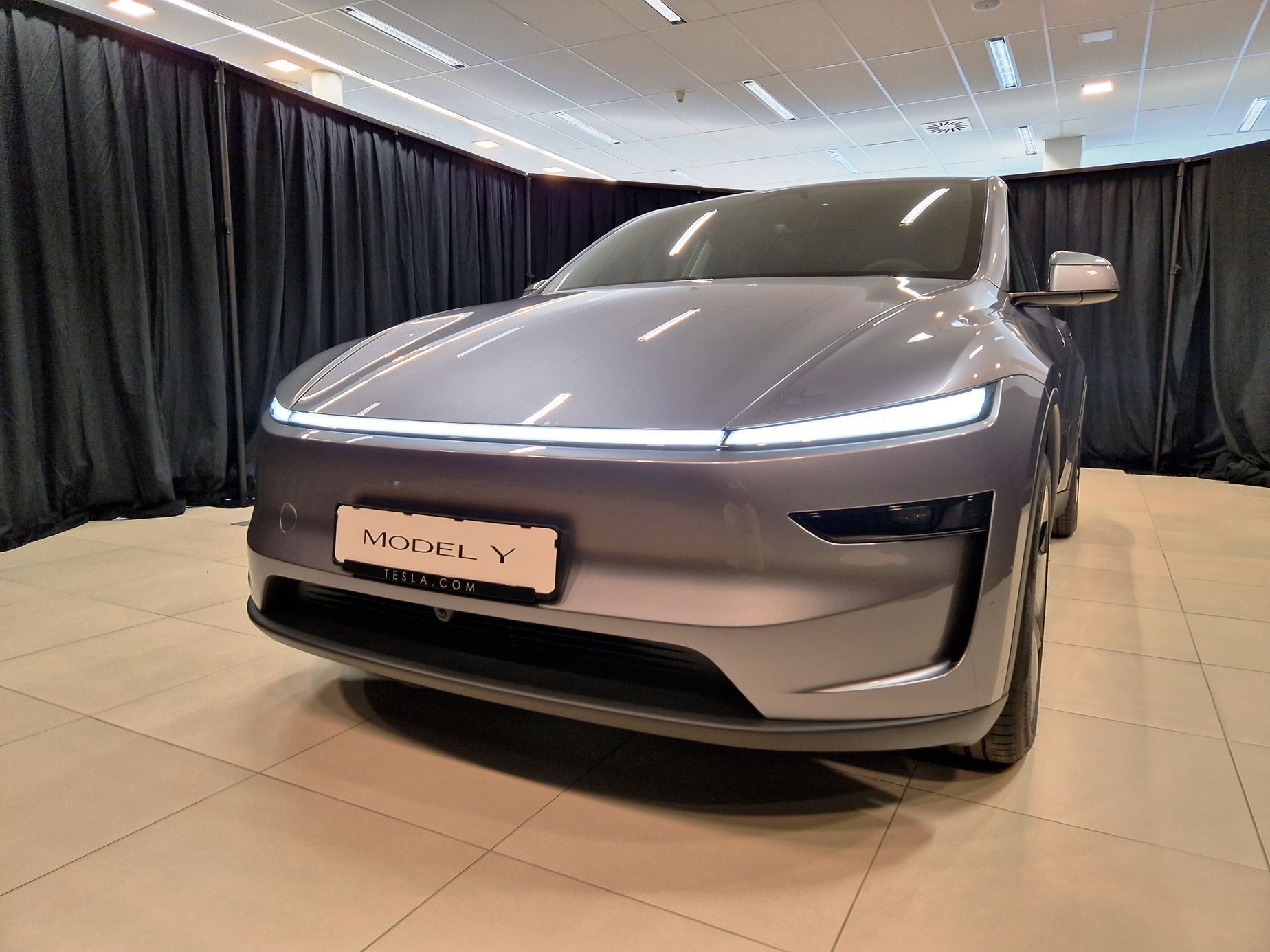 Tesla Model Y Juniper naživo Praha