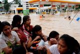 Tropická bouře zasáhla vysoce zalidněnou oblast v okolí metropole Manily. Počet mrtvých a pohřešovaných přesáhl stovku.