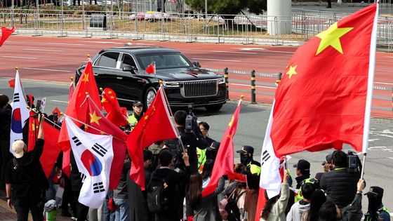 Trump versus Si: obchod, jaderné šachy a precizně režírovaná čínská vlajkosláva