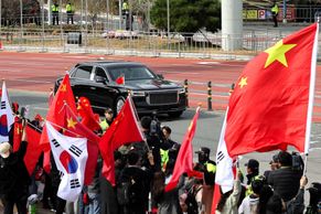 Trump versus Si: obchod, jaderné šachy a precizně režírovaná čínská vlajkosláva