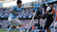 Samir Nasri a jeho box s rohovým praporkem. Po čtvrtém gólu v 50. minutě vypukla na Etihad Stadium elektrizující euforie.