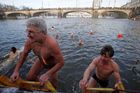 Do Vltavy se nakonec ponořilo rekordních 182 plavců z Česka, Slovenska, Polska a Německa. V Praze bylo šest stupňů pod nulou, teplota vody pouhých 2,5 stupňů Celsia.