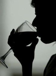 Žena se skleničkou vína