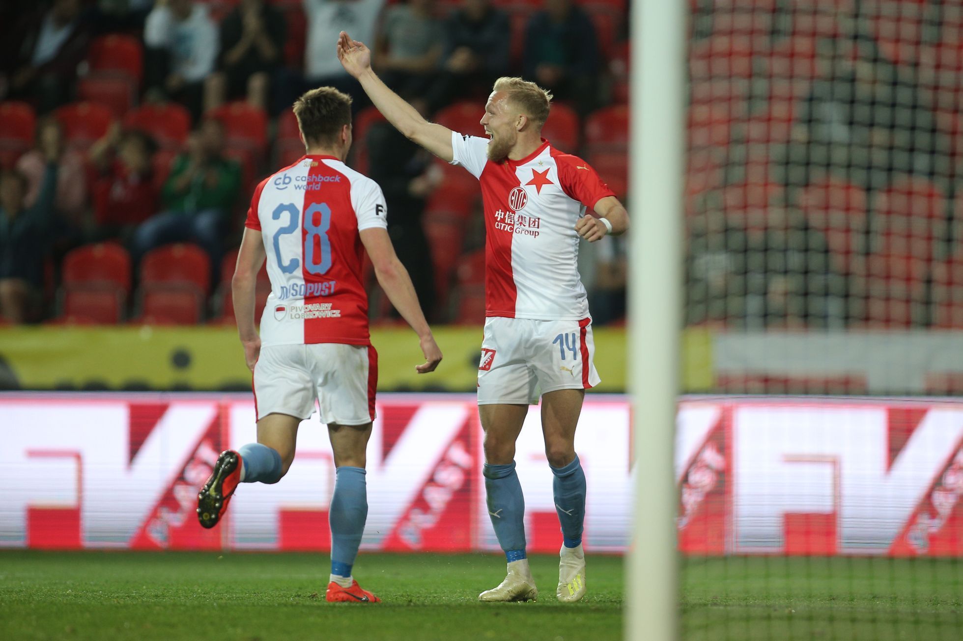 Semifinále MOL Cupu 2018/19, Slavia - Sparta: Mick van Buren a Lukáš Masopust oslavují gól Slavie na 3:0.