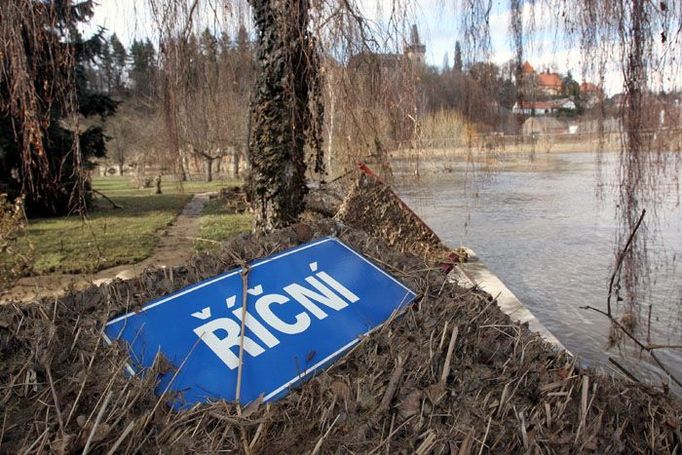 Sázava je jednou z prvních řek, na kterých velká voda už opadla. Od sobotní kulminace do středečního večera klesla hladina o více než dva metry. Letošní povodeň byla na Sázavě mnohem silnější než kterákoliv v minulých deseti letech. Ulice Říční vede ve Zruči nad Sázavou k nepoužívanému brodu.