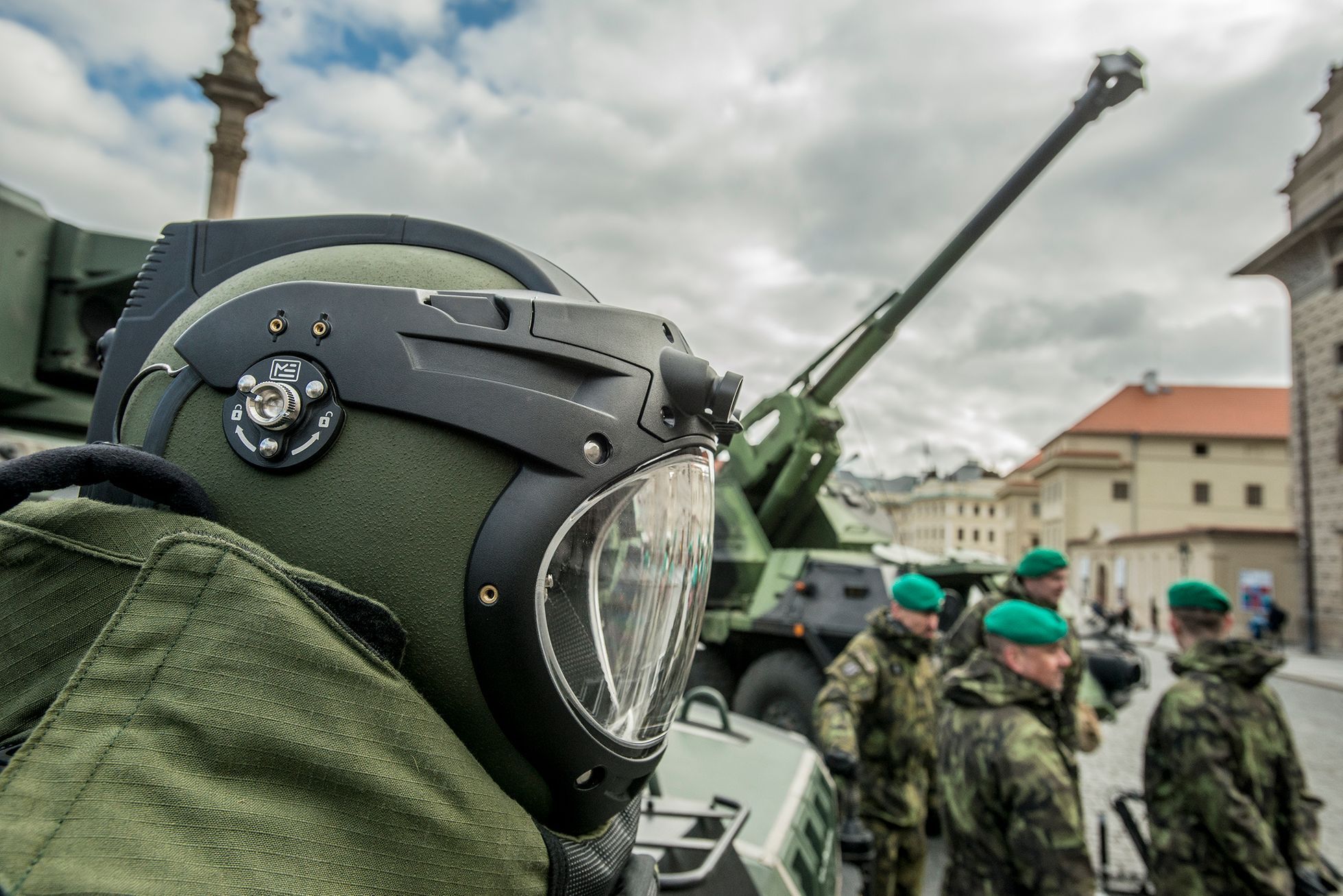 Výstava vojenské techniky Armády České republiky na Hradčanském náměstí