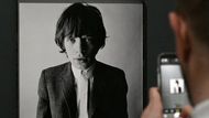 Na snímku z výstavy je portrét Micka Jaggera z kapely The Rolling Stones, který roku 1964 vyfotografoval David Bailey.