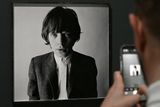 Na snímku z výstavy je portrét Micka Jaggera z kapely The Rolling Stones, který roku 1964 vyfotografoval David Bailey.