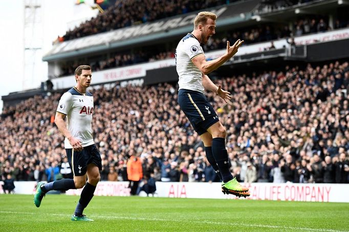 Harry Kane z Tottenhamu slaví jednu ze tří branek do sítě Stoke