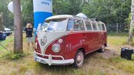 Pečlivě zrenovovaný Volkswagen T1 Samba z roku 1966 byl tradičně ozdobou setkání Transporterclubu.