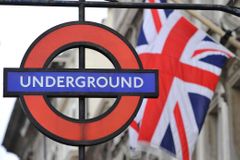 Živě: "Teroristický incident" v Londýně. Muž útočil nožem v metru, policie ho zadržela