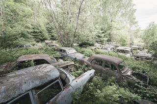 Fotografie nečekaných objevů cenných automobilů, které se ve světě našly v garážích, stodolách a jiných místech.