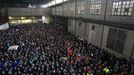 Arcelor Mittal workers from several Liege sites attend a general assembly in Liege January 28, 2013. ArcelorMittal the world's largest steel producer, plans to shut a coke plant and six finishing lines at its site in Liege Belgium, affecting 1,300 employees, the group said on last week. REUTERS/Yves Herman (BELGIUM - Tags: BUSINESS CIVIL UNREST BUSINESS EMPLOYMENT) Published: Led. 28, 2013, 12:02 odp.