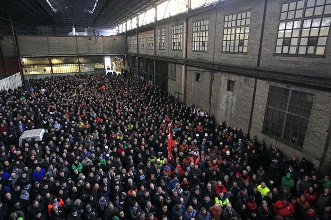 Arcelor Mittal workers from several Liege sites attend a general assembly in Liege January 28, 2013. ArcelorMittal the world's largest steel producer, plans to shut a coke plant and six finishing lines at its site in Liege Belgium, affecting 1,300 employees, the group said on last week. REUTERS/Yves Herman (BELGIUM - Tags: BUSINESS CIVIL UNREST BUSINESS EMPLOYMENT) Published: Led. 28, 2013, 12:02 odp.