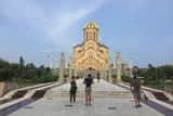 V Tbilisi mají peníze i na moderní kostely, které ale mají tradiční tvary. Pompézností trochu připomíná Taj Mahal.
