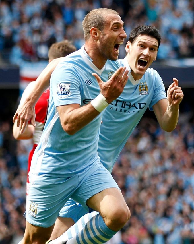 Pablo Zabaleta se raduje spolu s Garethem Barrym z gólu Manchesteru City