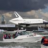 Foto: Tak se raketoplán Enterprise plavil po řece Hudson v New Yorku