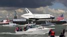 The Space Shuttle Enterprise, passes the Statue of Liberty as it rides on a barge in New York harbor, June 6, 2012. The Space Shuttle Enterprise was being moved up the Hudson River to be placed at the Intrepid Sea, Air and Space Museum. REUTERS/Mike Segar (UNITED STATES - Tags: TRANSPORT SCIENCE TECHNOLOGY) Published: Čer. 6, 2012, 5:12 odp.