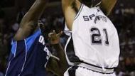 Hráč San Antonia Spurs Tim Duncan (v bílém) se snaží dopravit míč do koše přes bránícího DeSagana Diop z Dallas Mavericks v rozhodujícím zápase druhého kola play off NBA.