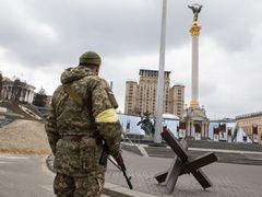 Ukrajinský voják na kyjevském náměstí Majdan.