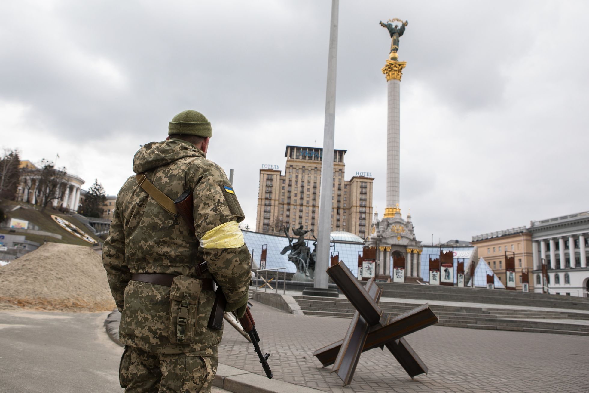 Opevnění Kyjeva, Válka na Ukrajině, zátarasy, vojáci, válka, Majdan, Ukrajina