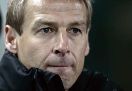 Německý trenér Jürgen Klinsmann sleduje debakl svých svěřenců