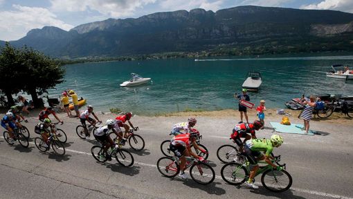 Skupina uprchlíků na břehu jezera Lac d'Annecy v průběhu 19. etapy Tour de France