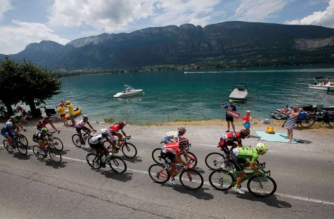 Skupina uprchlíků na břehu jezera Lac d'Annecy v průběhu 19. etapy Tour de France