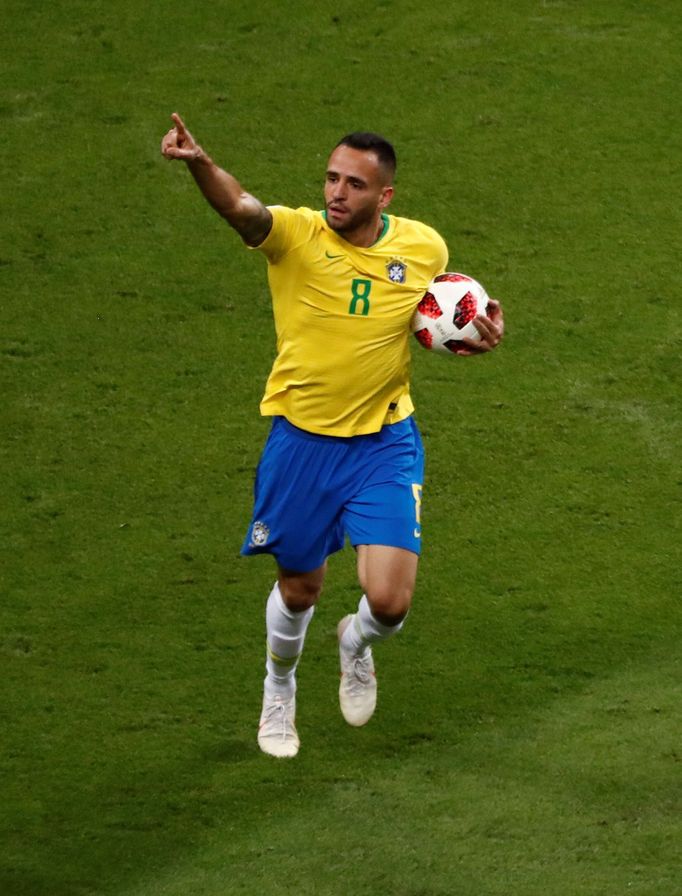 Renato Augusto slaví gól v zápase Brazílie - Belgie na MS 2018