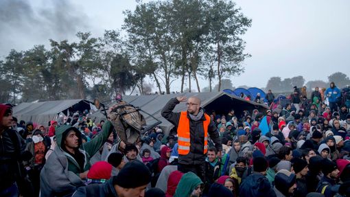 Uprchlíci v Berkasovo na srbsko-chorvatské hranici.