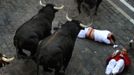 Runners fall in front of Victoriano del Rio fighting bulls at the Plaza Consistorial during the sixth running of the bulls at the San Fermin festival in Pamplona July 12, 2012. Several runners suffered light injuries in the run, according to local media. REUTERS/Eloy Alonso (SPAIN - Tags: ANIMALS SOCIETY) Published: Čec. 12, 2012, 7:50 dop.