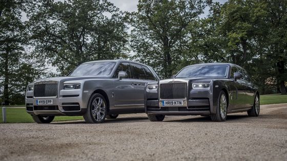 Rolls-Royce Phantom EWB a jeho protějšek mezi SUV, model Cullinan.