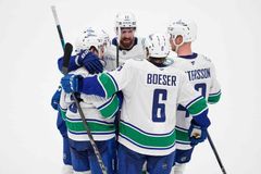 Hronek v NHL přihrál na gól Vancouveru, Vejmelka vychytal výhru Utahu