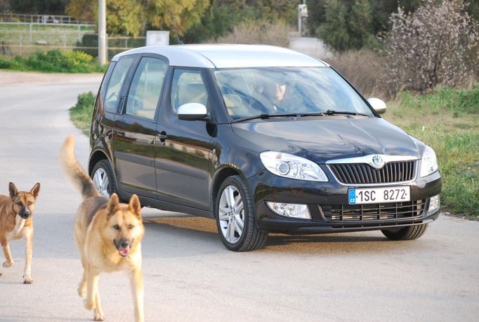 Nové roomstery, které se poprvé představily před dvěma týdny v Ženevě, prodělaly letos dvě hlavní změny. Ta první je vizuální a druhá motorová