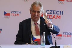 "Netvařte se kysele a připijte si se mnou." Zeman posvětil českou výpravu do Tokia